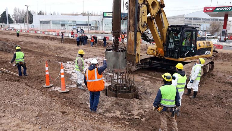 Gran movimiento de trabajo incesante en la megaobra. Gran movimiento de trabajo incesante en la megaobra.