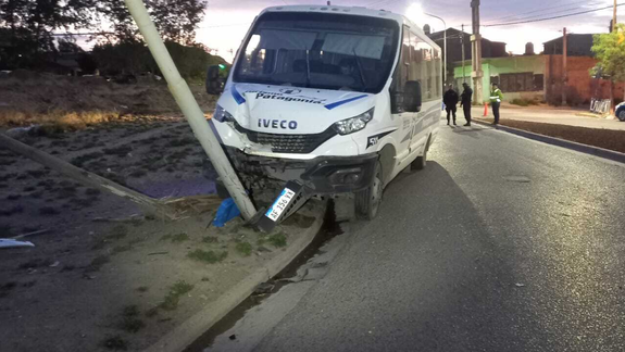 Una Minibus de la empresa Patagonia protagonizó un choque contra dos postes de luz y televisión cuando se dirigía al oeste.&nbsp;