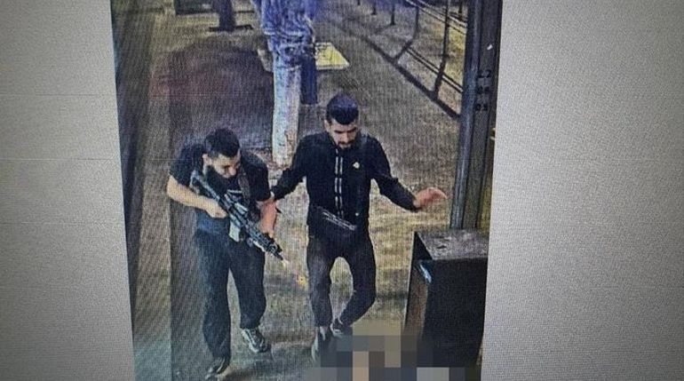Los terroristas disparando sobre la gente en Tel Aviv. Los terroristas disparando sobre la gente en Tel Aviv.