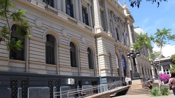 La Facultad de Derecho de la Udelar, en Uruguay, fue la primera en suspender sus actividades y ser evacuada luego de las amenazas. La Facultad de Derecho de la Udelar, en Uruguay, fue la primera en suspender sus actividades y ser evacuada luego de las amenazas.
