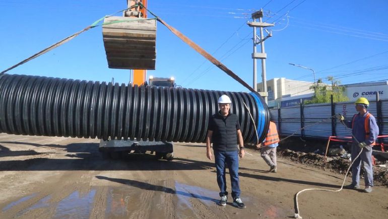 Mariano Gaido durante la etapa de pluviales de la obra de la Avenida Mosconi. Mariano Gaido durante la etapa de pluviales de la obra de la Avenida Mosconi.