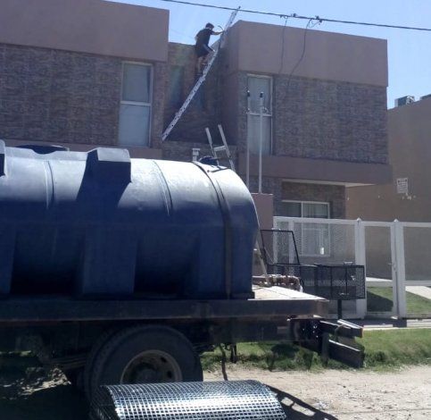 La comuna tiene que llenar con camiones cisterna los tanques de los vecinos de los loteos.