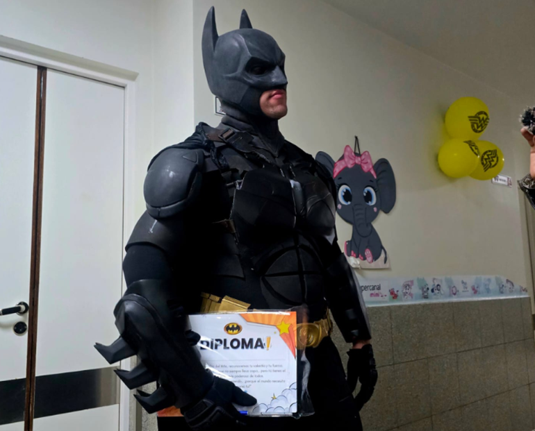 Batman inició su misión solidaria en 2022 y desde 2024, luegto de quedarse sin trabajo, la continúa gracias a donaciones de vecinos de Comodoro Rivadavia. Batman inició su misión solidaria en 2022 y desde 2024, luegto de quedarse sin trabajo, la continúa gracias a donaciones de vecinos de Comodoro Rivadavia. 