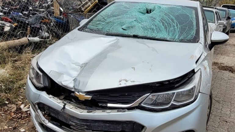El auto que conducía el adolescente en el accidente fue secuestrado y será peritado. Gentileza Centenario Digital.