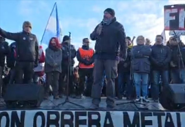 Oscar Martínez, líder de la UOM fueguina, habla en el acto central del paro de este miércoles en Tierra del Fuego. Oscar Martínez, líder de la UOM fueguina, habla en el acto central del paro de este miércoles en Tierra del Fuego. 