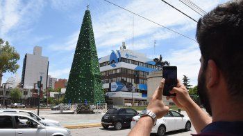 el gigantesco pino navideno con mas de un centenar de regalos: ¿como participar? el gigantesco pino navideno con mas de un centenar de regalos: ¿como participar?