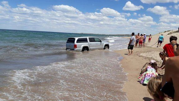La costosa Volkswagen Amarok por suerte pudo ser retirada antes de que las olas la cubrieran completamente.&nbsp;