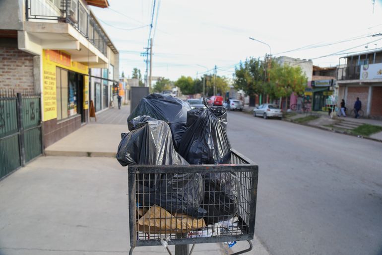 Este lunes se suspendió el desfile por el aniversario de Plottier debido a la compleja situación que atraviesan. Este lunes se suspendió el desfile por el aniversario de Plottier debido a la compleja situación que atraviesan.