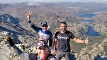 Los tres amigos de Las Ovejas en la cumbre del cerro Crestón, de 2475 metros de altura.
