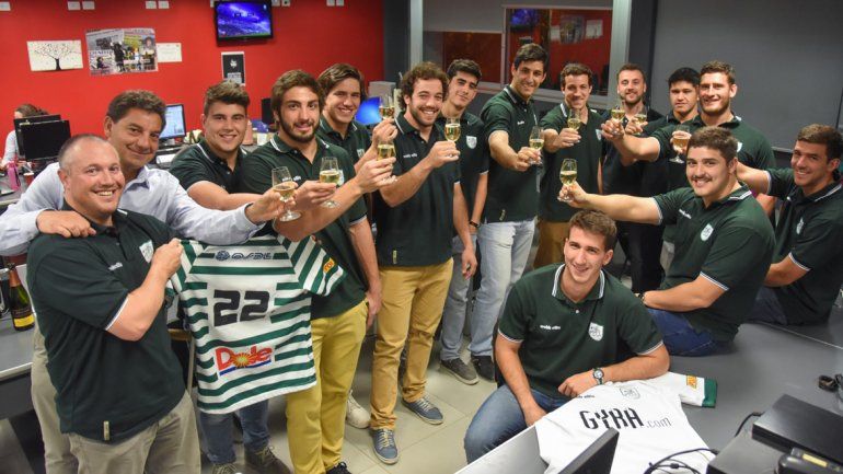 Parte del plantel de la Hormiga que logró el ascenso levantó la copa en la redacción de LMN.