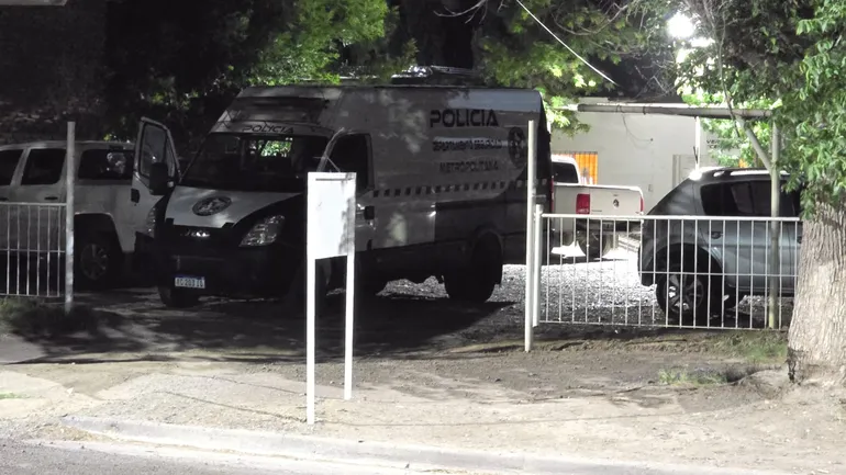 La Metropolitana perimetró el exterior de la Comisaría Quinta y el GEAR se instaló en el interior. La Metropolitana perimetró el exterior de la Comisaría Quinta y el GEAR se instaló en el interior.