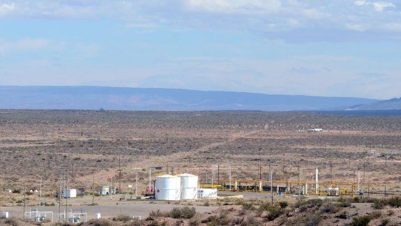 Una trabajadora resultó con graves lesiones y fue trasladada de urgencia a una clínica de Rincón de los Sauces.