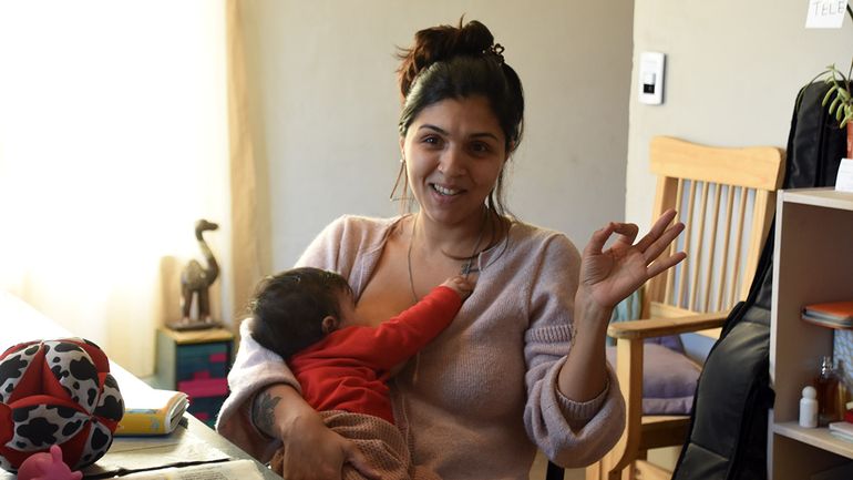 Sabina Costa y la pequeña Eva, en su casa de Plottier.