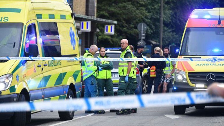 Varias personas fueron tiroteadas a la salida de un cibercafé.
