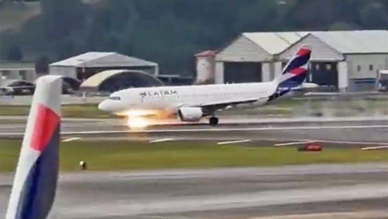El dramático momento en que un avión aterrizó de emergencia