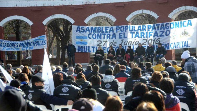 Asamblea contra tarifazo en los arcos romanos del Parque Central de Neuquén.