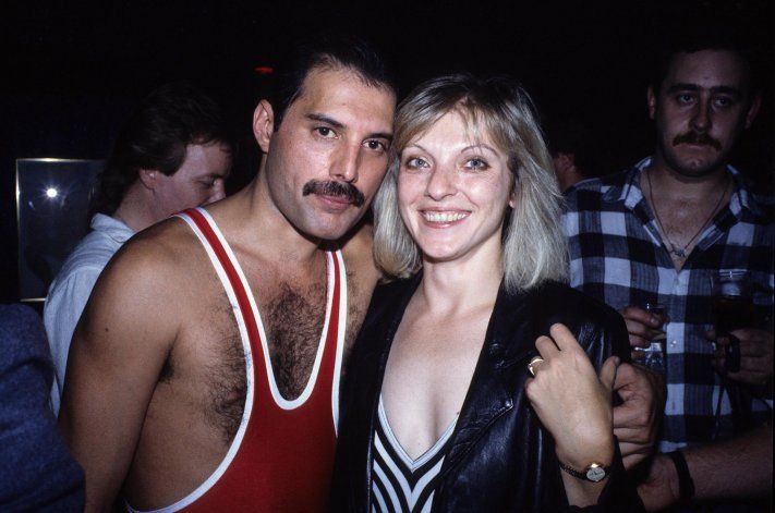 Freddie Mercury y Mary Austin, el amor de su vida que se hizo inmortal en uno de los hits de Queen.