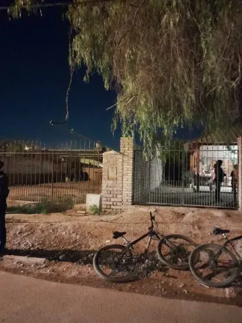 Por tocar una cables casi se electrocuta. Gentileza. Por tocar una cables casi se electrocuta. Gentileza.