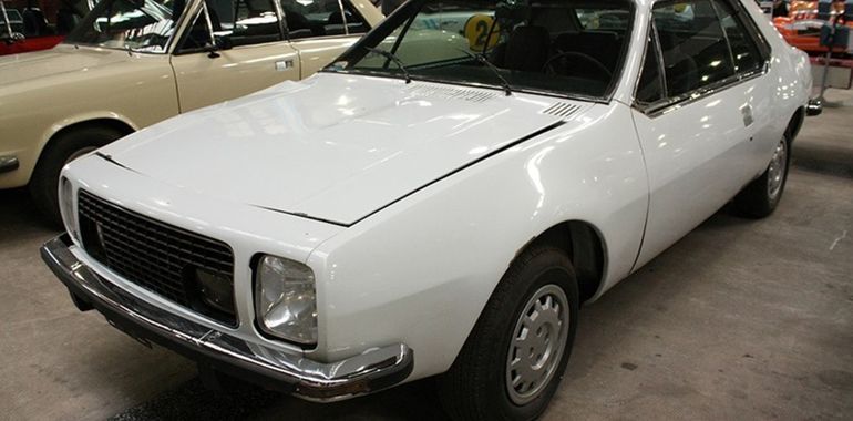 El parabrisas del prototipo era una luneta de R12 al revés. El parabrisas del prototipo era una luneta de R12 al revés.