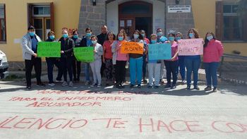 protestan contra un enfermero del hospital denunciado por abuso protestan contra un enfermero del hospital denunciado por abuso