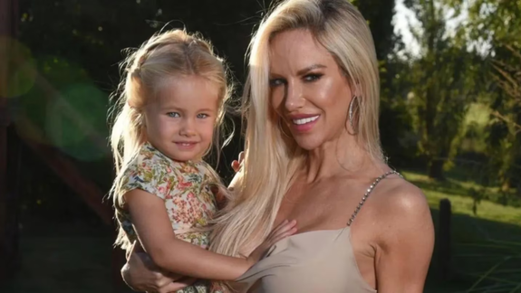 Luciana Salazar y Matilda.