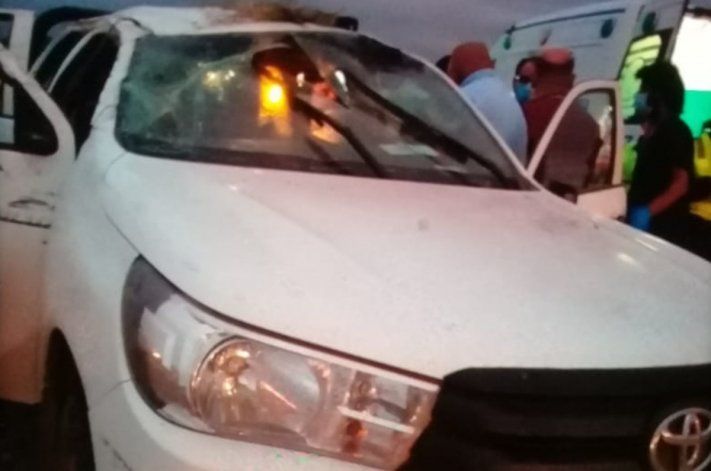 Una camioneta petrolera volcó y los trabajadores fueron hospitalizados