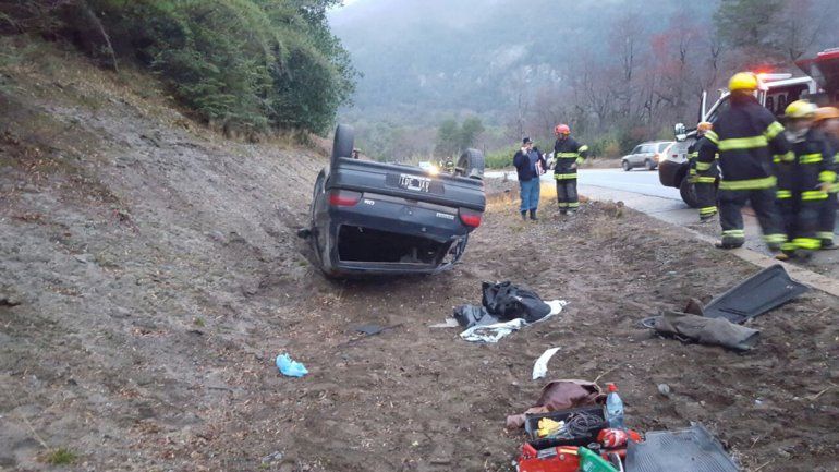 Perdió el control y volcó sobre la Ruta de los 7 Lagos