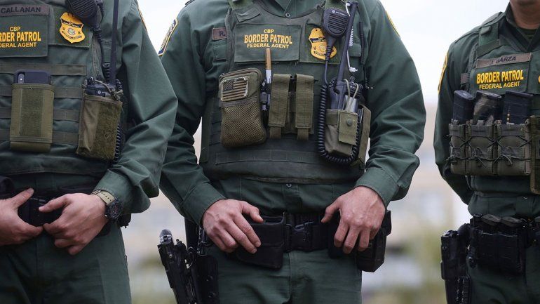 Escándalo en EE.UU. por burlas de la policía fronteriza a migrantes