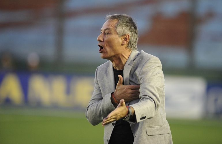 Huracán se enojó por las dudas de Ariel Holan y ahora va por Kudelka