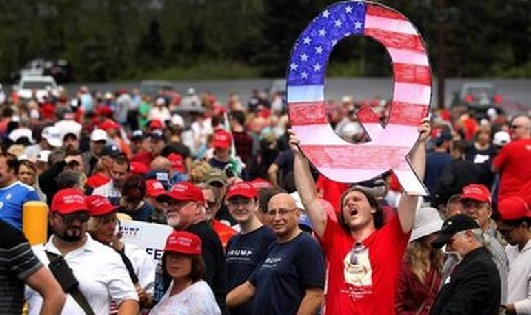 Un grupo de seguidores de QAnon.