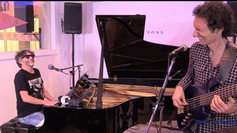 Fito y Luis Vadalá interpretando el hit de Luis Fonsi y Daddy Yankee.