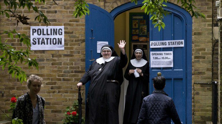 Dos monjas saliendo de votar en un suburbio de Londres.
