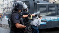 un gas pimienta de la policia cuesta lo mismo que una jubilacion minima