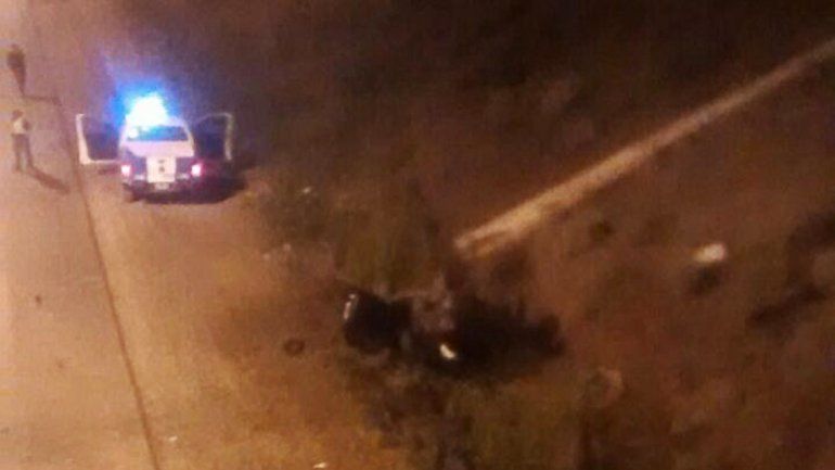 Escaparon de un control y volcaron: una mujer murió y una nena está muy grave