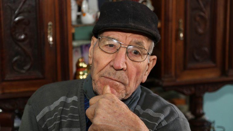 Felipe muestra lo que mejor sabe hacer: miel artesanal de alta calidad. La vende en la Feria del Trueque de Centenario donde tiene cientos de clientes. Maneja una Chevrolet hasta Peñas Blancas