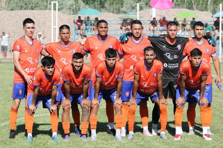 El equipo de Deportivo Roca que está disputando el Regional. Foto: gentileza Manantial Deportivo El equipo de Deportivo Roca que está disputando el Regional. Foto: gentileza Manantial Deportivo