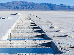 Producción de carbonato de litio. Este sector estratégico alcanzó las 12.966,7 toneladas en el último mes del año. Producción de carbonato de litio. Este sector estratégico alcanzó las 12.966,7 toneladas en el último mes del año.