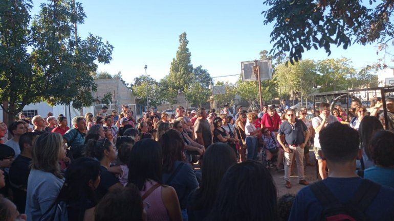 Estudiantes van al CPE para que arranquen las obras en la EPET 9