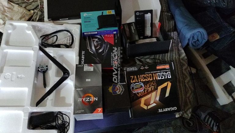 La Policía secuestró tres computadoras y componentes de las mismas en la casa del estafador.