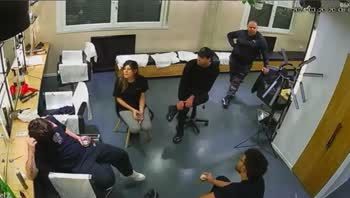 ofrecen millonaria recompensa por el peluquero profugo ofrecen millonaria recompensa por el peluquero profugo