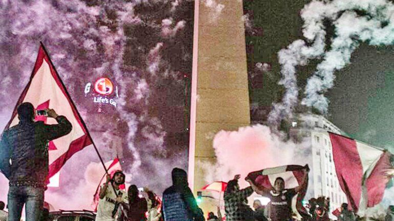 El merecido festejo del ganador en su estadio y con su gente.