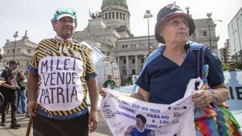 incidentes en la marcha de jubilados: golpes y tironeos con la policia incidentes en la marcha de jubilados: golpes y tironeos con la policia