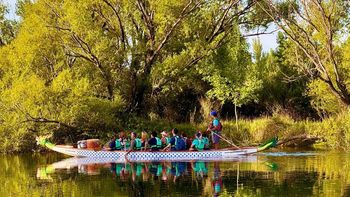 Para navegar en bote dragón no hace falta fuerza, sino coordinación. | LM Neuquen Para navegar en bote dragón no hace falta fuerza, sino coordinación.