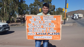 Con un cartel en la ruta pedía trabajo: No quiero irme del país