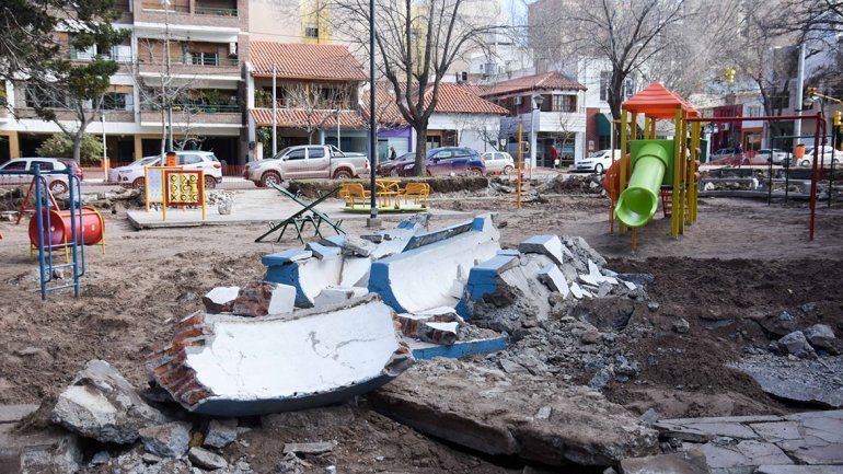 Por seguridad, cambian antiguos juegos de cemento por otros de material flexible en plaza Ministro González