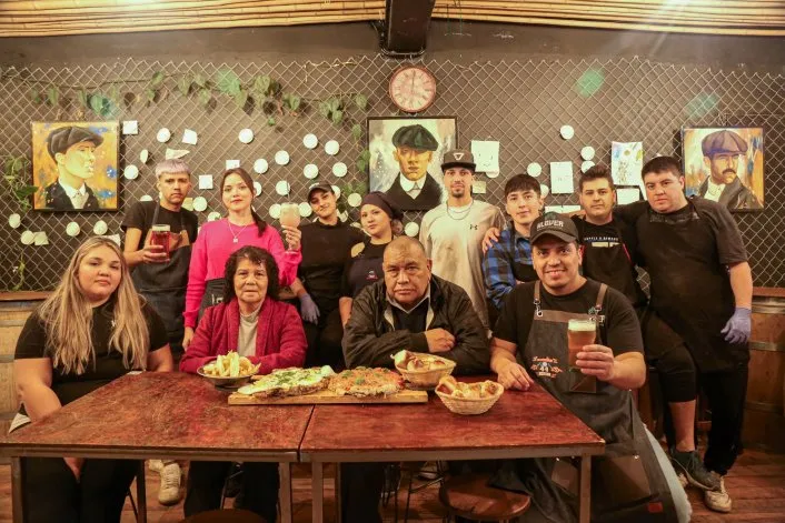 Una joya en el Oeste: el horno de barro que saca ñoquis 2x1 y milanesas XXL