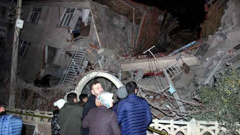 Al menos 18 muertos por un potente sismo en Turquía