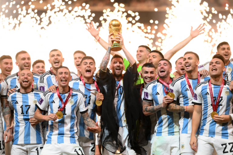 Tras consagrarse en el Mundial de Qatar 2022, la Selección Argentina escaló hasta la segunda posición del ranking FIFA, que sigue siendo liderado por Brasil. 