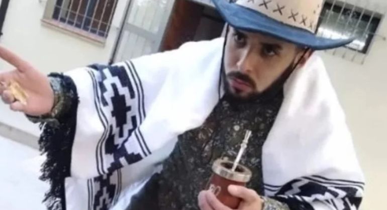 Leonel se fue en 2021 de Caleta Olivia a Catamarca, donde estudiaba teatro. Leonel se fue en 2021 de Caleta Olivia a Catamarca, donde estudiaba teatro.