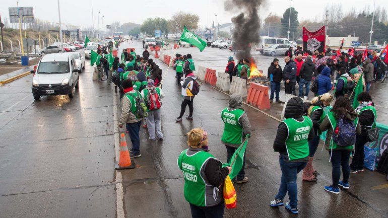 Por la panfleteada en el puente se cortó un carril en la Ruta 22.